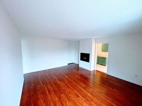Building Photo - LARGE 1bd/1ba in NoHo WITH Parking!