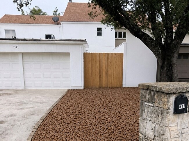 Building Photo - 511 Fairway Dr