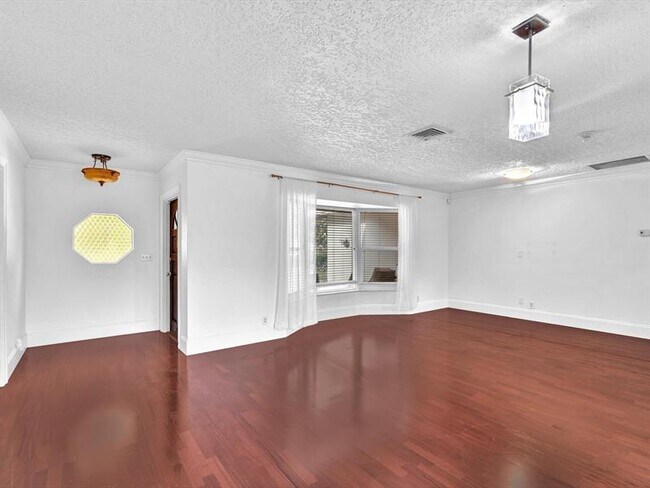 Building Photo - 899 NW 6th Dr