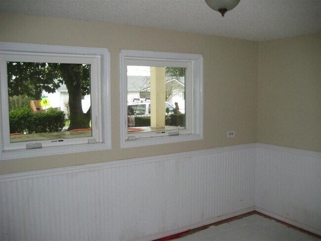 Building Photo - 5 bedrooms