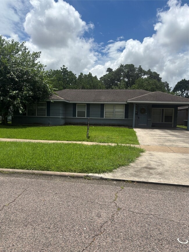 Building Photo - 4713 Saxon St