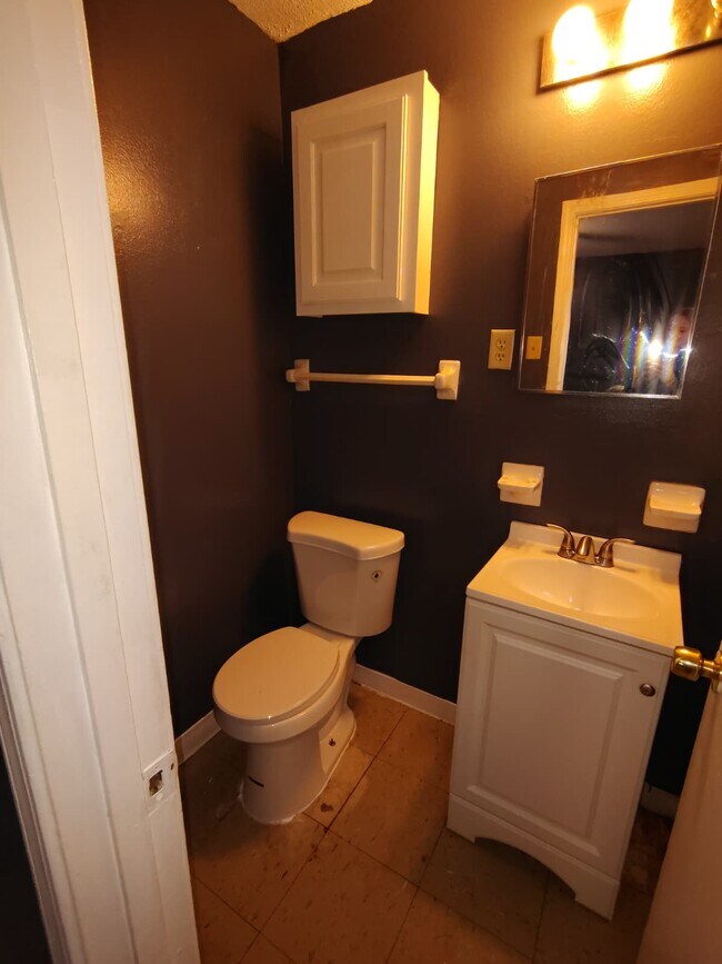 Building Photo - 587 Hillbrook Dr