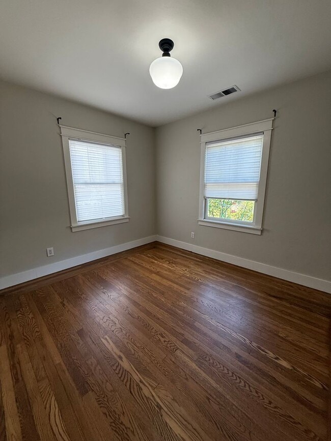 Building Photo - 2 Bedroom 1 Bathroom Updated Single Family...