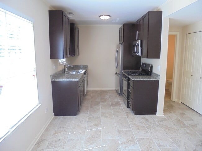 Building Photo - 1202 N Village Dr