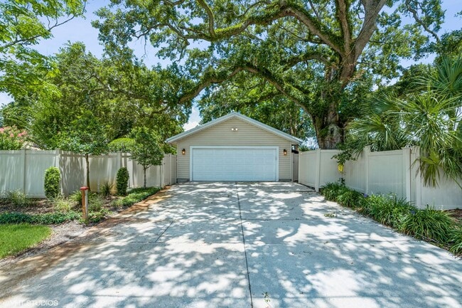 Building Photo - Spacious Cottage in College Park