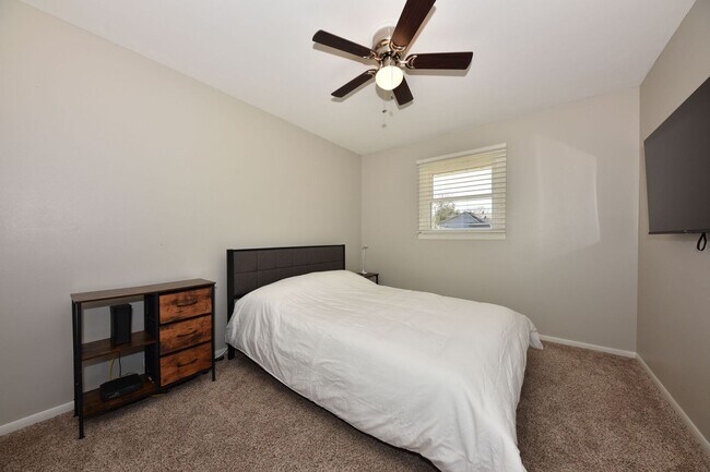 Building Photo - Furnished Mequon 4 bedroom ranch