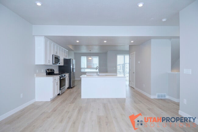 Building Photo - 999 W 360 S