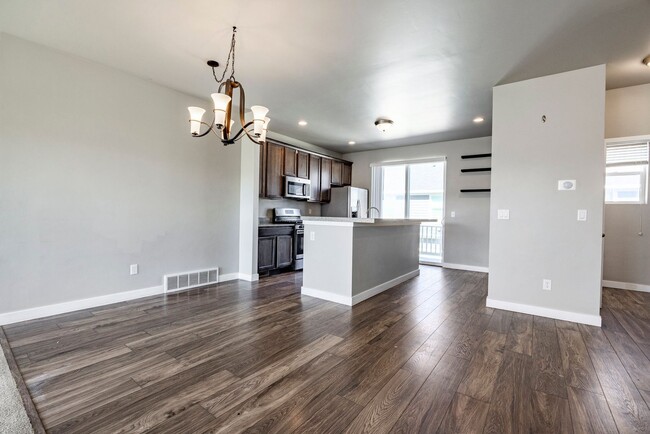 Building Photo - Charming 3-Bedroom Townhome with Stunning ...