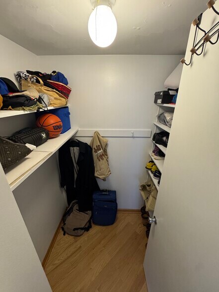 walk in closet - 4800 S Chicago Beach Dr