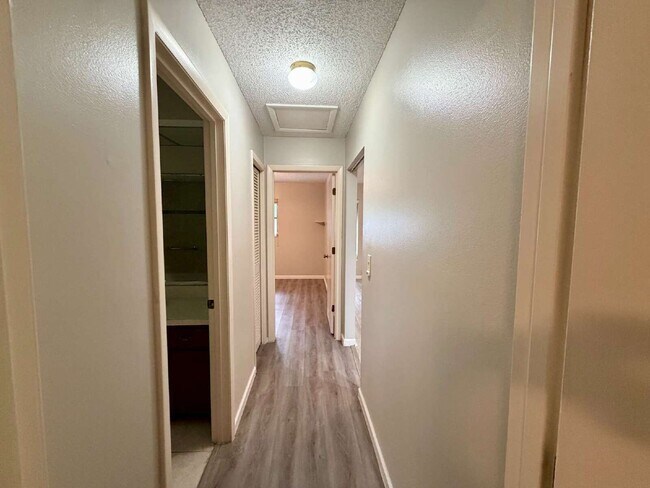 Building Photo - 423 Whispering Oaks Ct