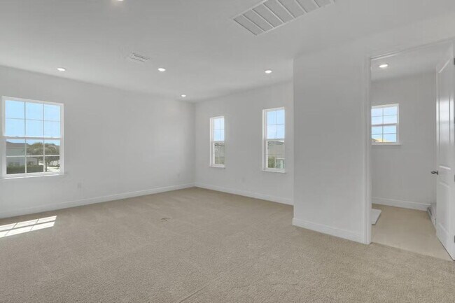 Building Photo - "Spacious 4-Bedroom Gem with 3 Full Baths in Charming Winter Garden!"