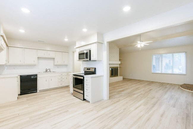Building Photo - 4407 75th Dr