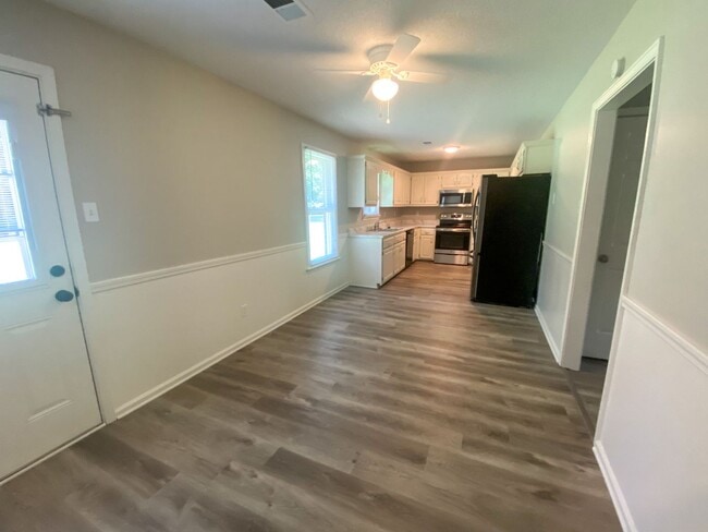Building Photo - 4 bed, 2 bath spacious home on large lot i...