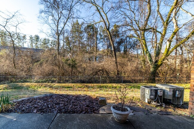 Building Photo - 136 Durwood Rd