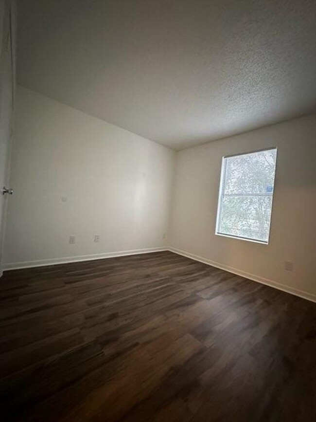 Building Photo - Two Bedroom Apartment