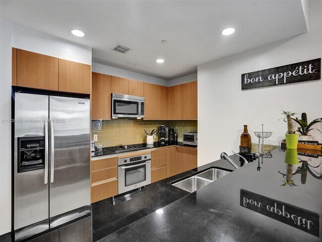 Building Photo - 1050 Brickell Ave