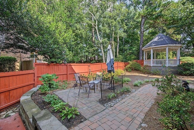 Building Photo - 2132 Dunwoody Glen