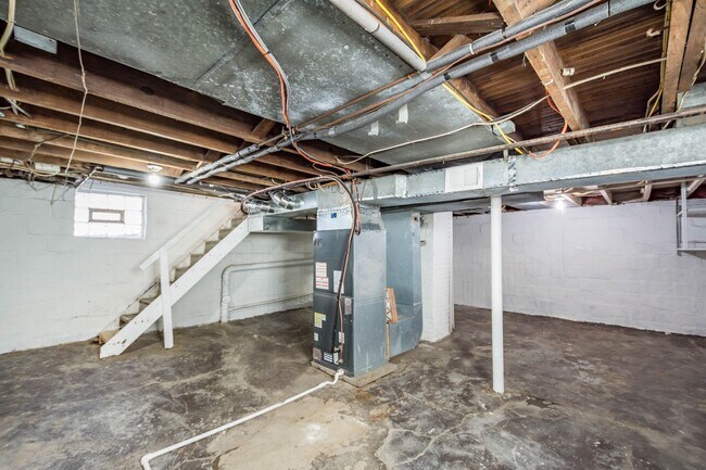 Building Photo - Stunning 4 bedroom home in Castle Shannon available September 1!