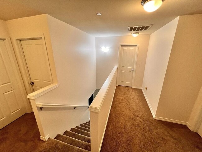 Building Photo - Beautiful Spacious 4bd 2bath Available Oct...