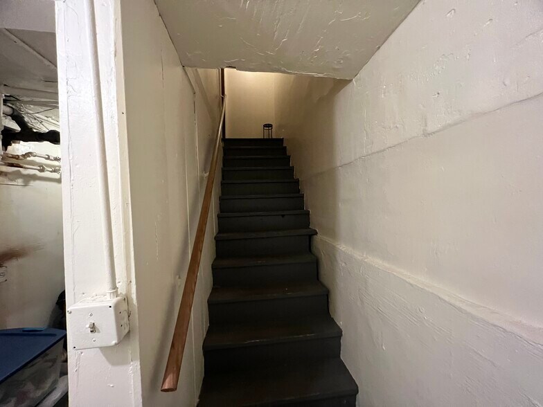 Building Photo - 1620 W Thome Ave