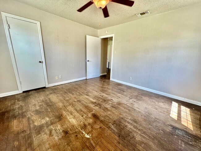 Building Photo - Eye-catching Home in Heart of Lubbock!- self showing