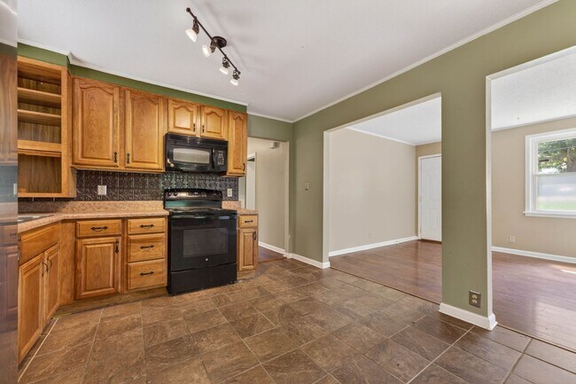Building Photo - 3 Bedroom Pet Friendly Home For Rent Near Heritage Park!