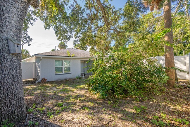 Building Photo - Charming 3-Bedroom Home Just 3 Blocks from...