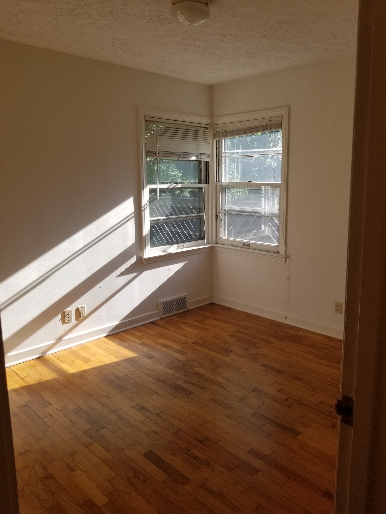 Bed RM - 128 Whitehills Dr