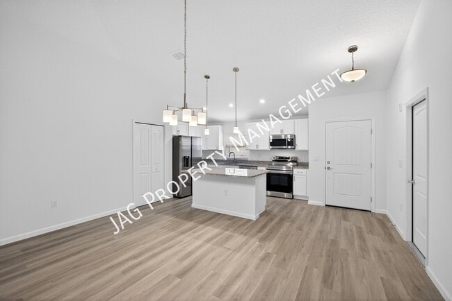 Building Photo - 615 Chaloupe St SE