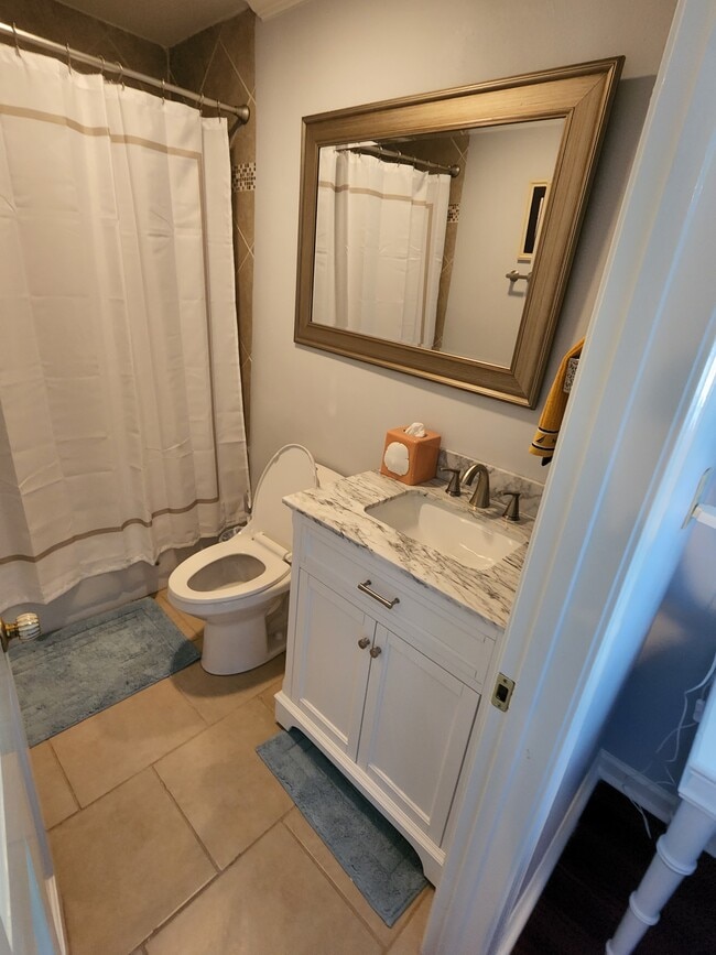 Master bath. - 5201 Heatherstone Dr
