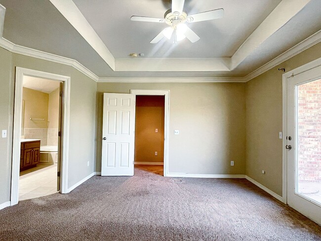 Building Photo - Absolutely Gorgeous Home in Moore with Spa...