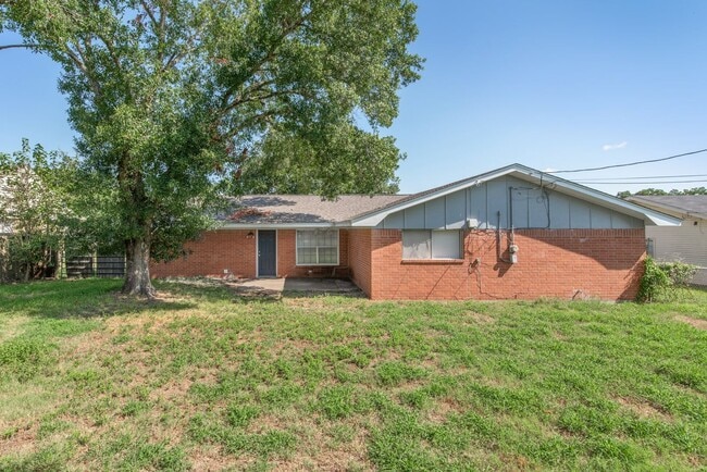 Building Photo - AUGUST PRE-LEASE Centrally Located Updated...