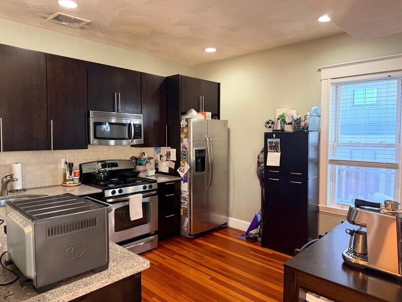 Building Photo - 211 W 8th St