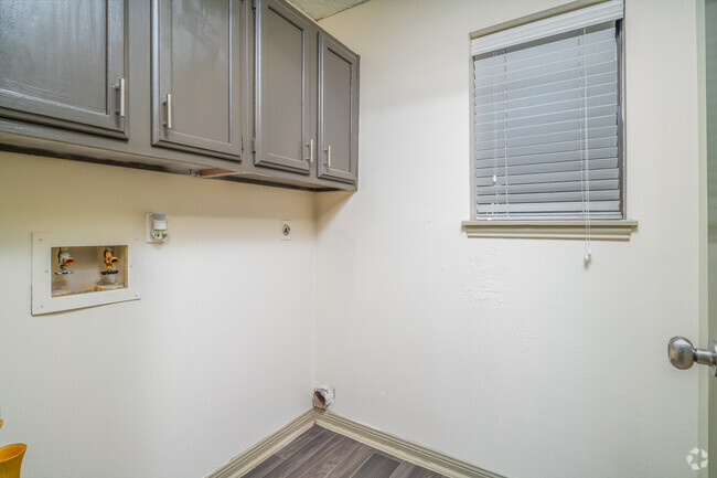 2BR, 3BA - 115SF Laundry - The Alto