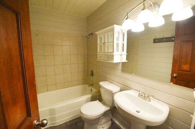 Building Photo - 3-Bedroom Home with Walk-In Closet, Deck & Prime Location Near Shopping