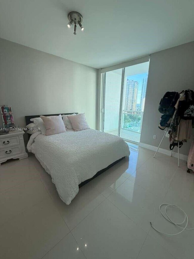 Building Photo - 950 Brickell Bay Dr