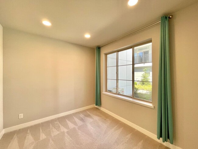 Building Photo - Great Townhome for rent