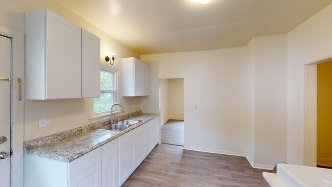 Building Photo - 210 Perry St