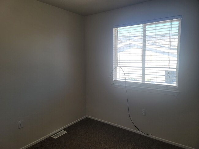 Building Photo - 3 Bedroom Town Home in Magna