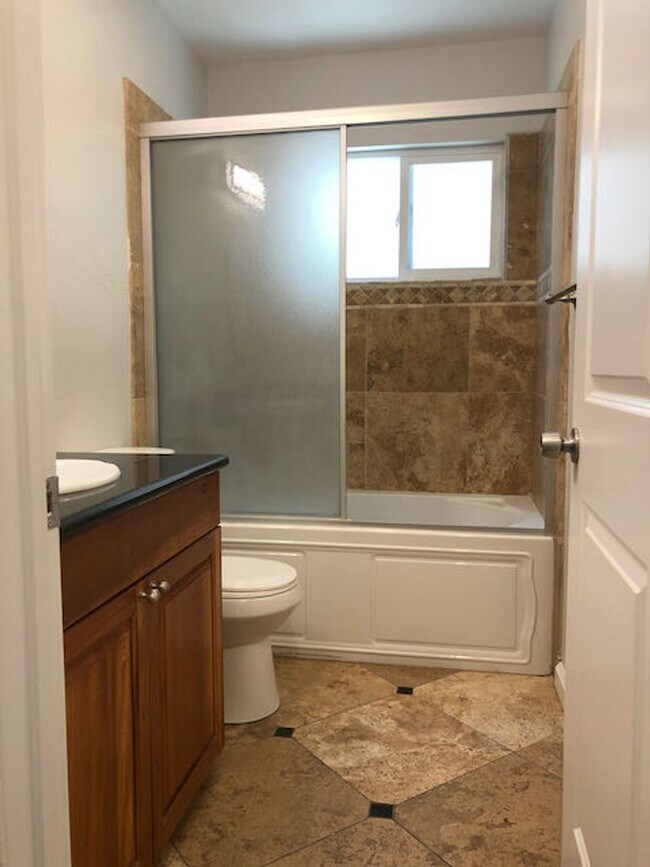 Building Photo - 1bed 1bath Apartment