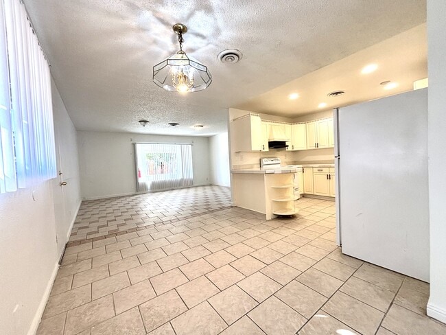 Building Photo - 5813 Iris Ave