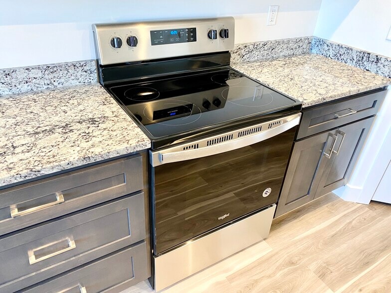 Range/oven - 2035 N 350 E