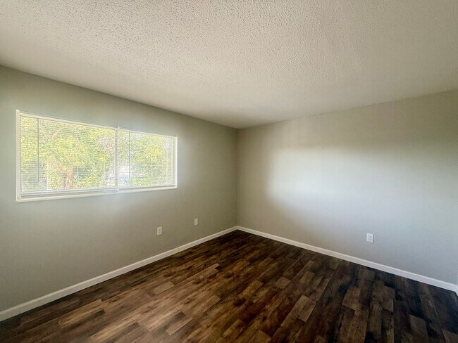 Building Photo - Centrally Located 2Bed/2Bath Condo for Rent in Sarasota