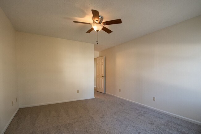 Building Photo - 3 Bedrooms, 2.5 Bathrooms Townhouse Rental