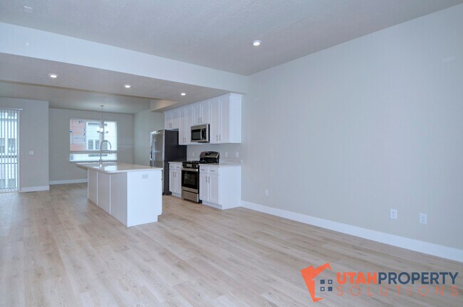 Building Photo - 995 W 360 S