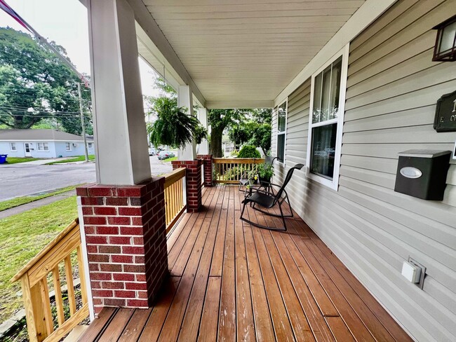 Building Photo - Gorgeous Home in the heart of Bayview Beach