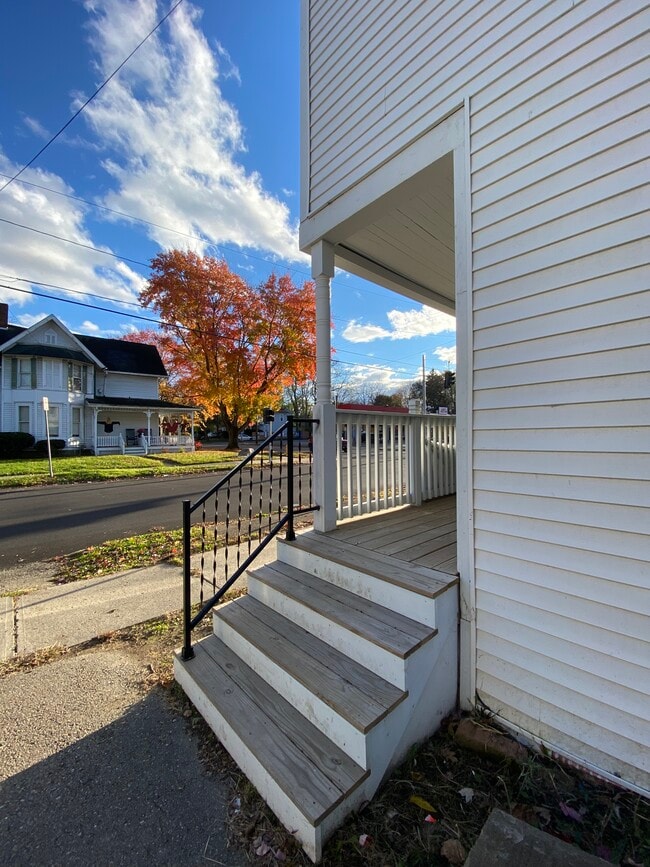 Building Photo - 470 W 2nd St