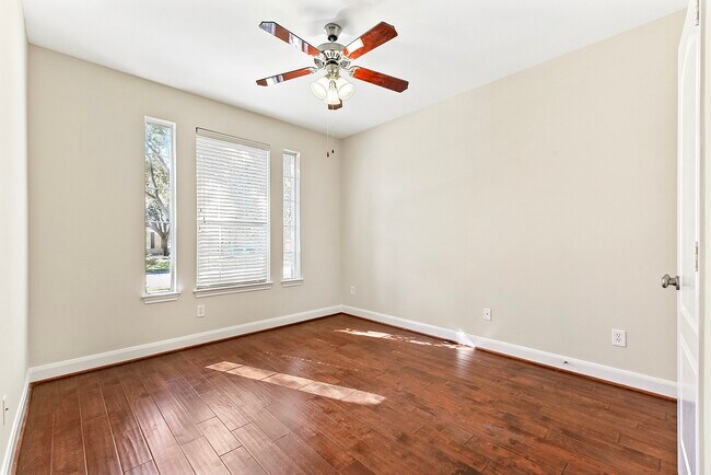 Building Photo - 28514 Hayden Park Dr