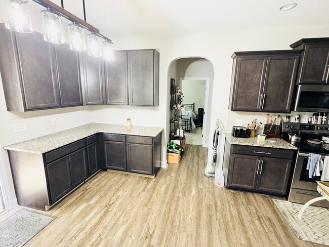 Building Photo - 615 Overland Ct