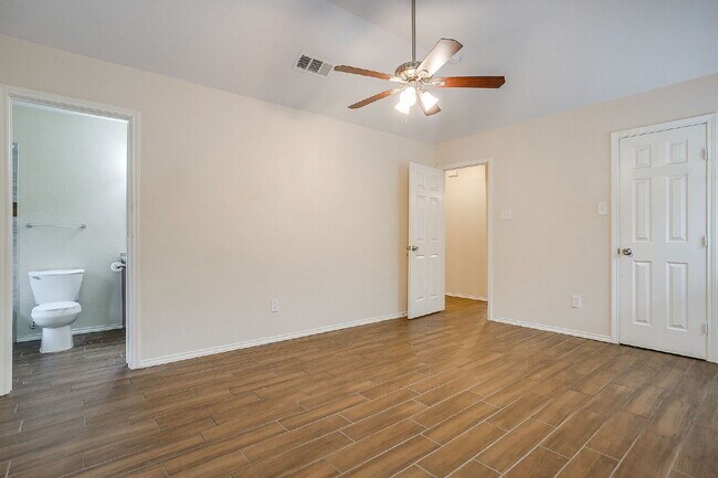 Building Photo - Charming, updating 3 bedroom home in east Fort Worth